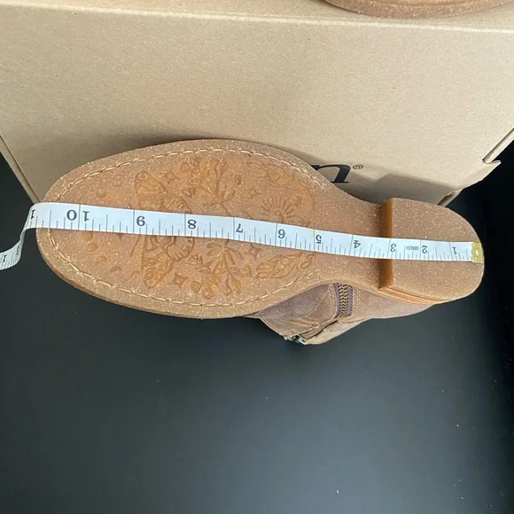 NEW Born Distressed Taupe Leather Ankle Booties Boots Brown Tan Women’s 8 M NIB - Picture 6 of 13